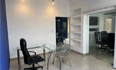 OFICINA EN OBARRIO PH HI TECH CON DIVISIONES 130M2 CON MOBILIARIO