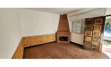 HERIBERTO MARTINEZ A 1 CUADRA RECTA MARTINOLLI 2 DORM. COCHERA