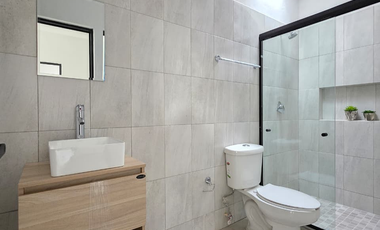 CASA EN VENTA 1 PLANTA, EN ESQUINA, 2 RECÁMARAS, 1 BAÑO, COCHERA PARA 1 AUTO