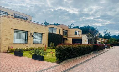 ARRIENDO CASA EN CAJICA DE 320 M2 EN CONJUNTO  CON CLUB