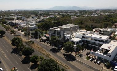 LOCAL 25 Y 26 CON TERRAZA EN RENTA PLAZA LA JOYA