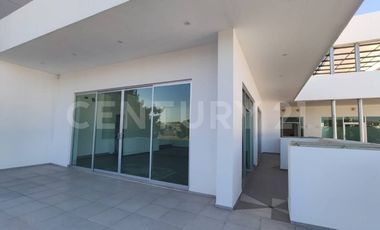 LOCAL 25 Y 26 CON TERRAZA EN RENTA PLAZA LA JOYA