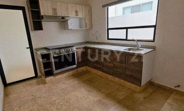 Venta de casa en Puebla Lomas de Angelopolis, en esquina
