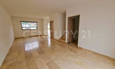 Venta de casa en Puebla Lomas de Angelopolis, en esquina