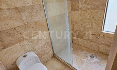 Venta de casa en Puebla Lomas de Angelopolis, en esquina