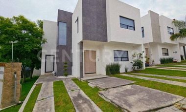 Venta de casa en Puebla Lomas de Angelopolis, en esquina
