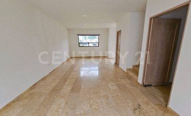 Venta de casa en Puebla Lomas de Angelopolis, en esquina