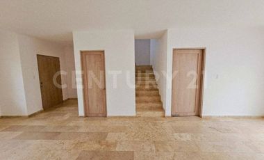 Venta de casa en Puebla Lomas de Angelopolis, en esquina