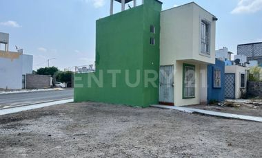 Casa con amplio terreno en Venta en Fundadores, SJR, Querétaro
