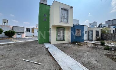 Casa con amplio terreno en Venta en Fundadores, SJR, Querétaro