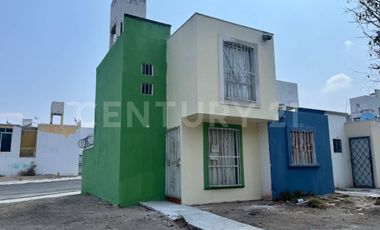 Casa con amplio terreno en Venta en Fundadores, SJR, Querétaro