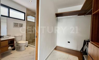 Casa de Lujo en Venta en Lagos del Sol con Vista al Lago