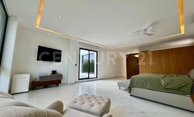 Casa de Lujo en Venta en Lagos del Sol con Vista al Lago