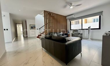 Casa de Lujo en Venta en Lagos del Sol con Vista al Lago