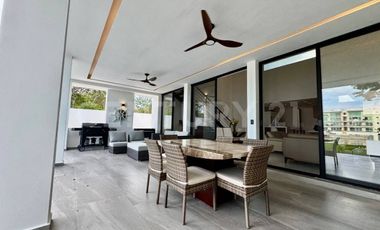 Casa de Lujo en Venta en Lagos del Sol con Vista al Lago