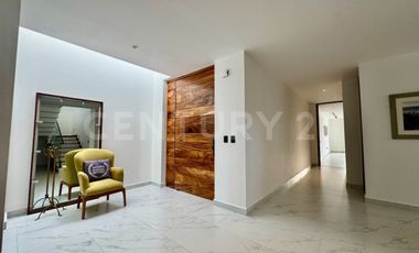 Casa de Lujo en Venta en Lagos del Sol con Vista al Lago