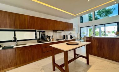 Casa de Lujo en Venta en Lagos del Sol con Vista al Lago