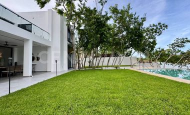 Casa de Lujo en Venta en Lagos del Sol con Vista al Lago