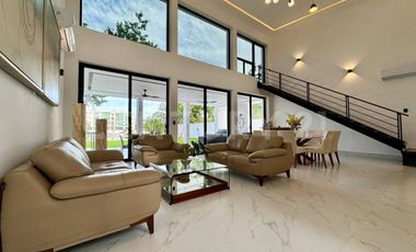 Casa de Lujo en Venta en Lagos del Sol con Vista al Lago