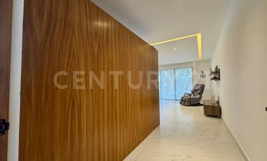 Casa de Lujo en Venta en Lagos del Sol con Vista al Lago