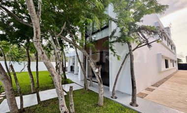 Casa de Lujo en Venta en Lagos del Sol con Vista al Lago