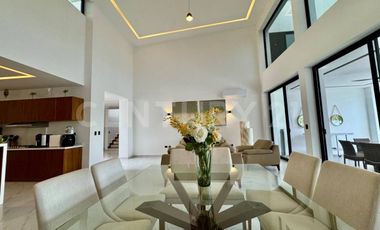 Casa de Lujo en Venta en Lagos del Sol con Vista al Lago