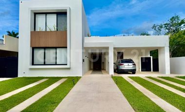 Casa de Lujo en Venta en Lagos del Sol con Vista al Lago