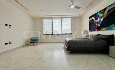 Casa de Lujo en Venta en Lagos del Sol con Vista al Lago