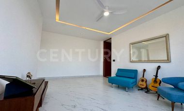 Casa de Lujo en Venta en Lagos del Sol con Vista al Lago