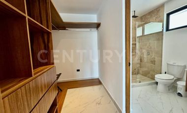 Casa de Lujo en Venta en Lagos del Sol con Vista al Lago