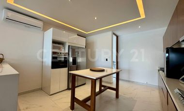 Casa de Lujo en Venta en Lagos del Sol con Vista al Lago