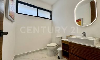 Casa de Lujo en Venta en Lagos del Sol con Vista al Lago