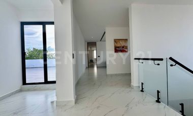 Casa de Lujo en Venta en Lagos del Sol con Vista al Lago