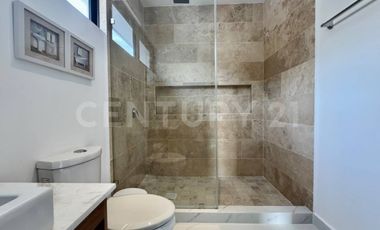 Casa de Lujo en Venta en Lagos del Sol con Vista al Lago