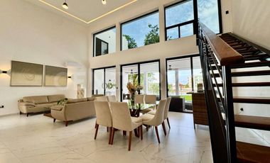 Casa de Lujo en Venta en Lagos del Sol con Vista al Lago
