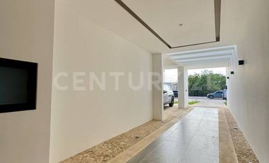 Casa de Lujo en Venta en Lagos del Sol con Vista al Lago