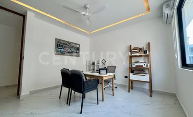 Casa de Lujo en Venta en Lagos del Sol con Vista al Lago