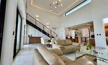 Casa de Lujo en Venta en Lagos del Sol con Vista al Lago