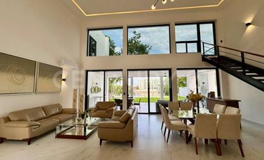 Casa de Lujo en Venta en Lagos del Sol con Vista al Lago