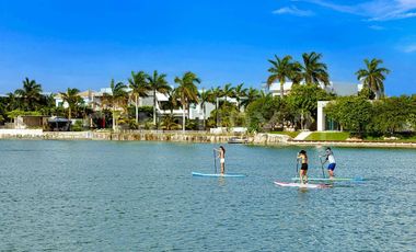 Casa de Lujo en Venta en Lagos del Sol con Vista al Lago