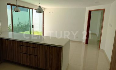 CASA EN VENTA EN BOSQUES DE ANGELOPOLIS PUEBLA CON 4 HABITACIONES Y JARDÍN.
