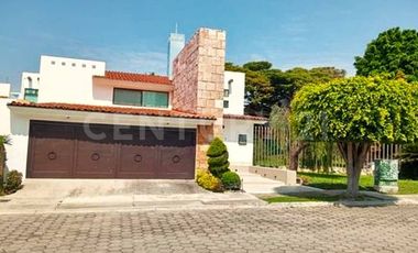 CASA EN VENTA EN BOSQUES DE ANGELOPOLIS PUEBLA CON 4 HABITACIONES Y JARDÍN.