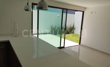 CASA EN VENTA EN BOSQUES DE ANGELOPOLIS PUEBLA CON 4 HABITACIONES Y JARDÍN.