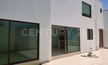 CASA EN VENTA EN BOSQUES DE ANGELOPOLIS PUEBLA CON 4 HABITACIONES Y JARDÍN.