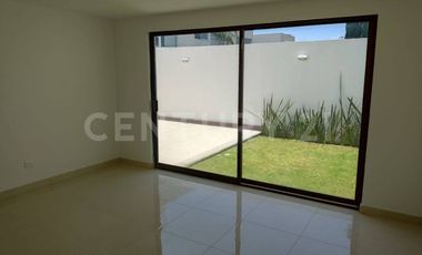 CASA EN VENTA EN BOSQUES DE ANGELOPOLIS PUEBLA CON 4 HABITACIONES Y JARDÍN.