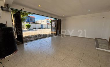 Casa familiar con alberca privada y ubicación estratégica cerca de servicios.