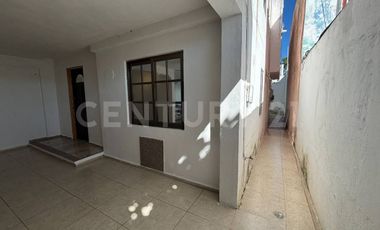 Casa familiar con alberca privada y ubicación estratégica cerca de servicios.