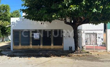 Casa familiar con alberca privada y ubicación estratégica cerca de servicios.