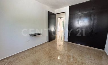 Casa familiar con alberca privada y ubicación estratégica cerca de servicios.