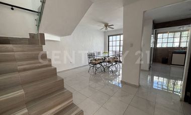 Casa familiar con alberca privada y ubicación estratégica cerca de servicios.